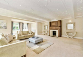 Luxury Detached Home With Gated Driveway-North London., Northwood